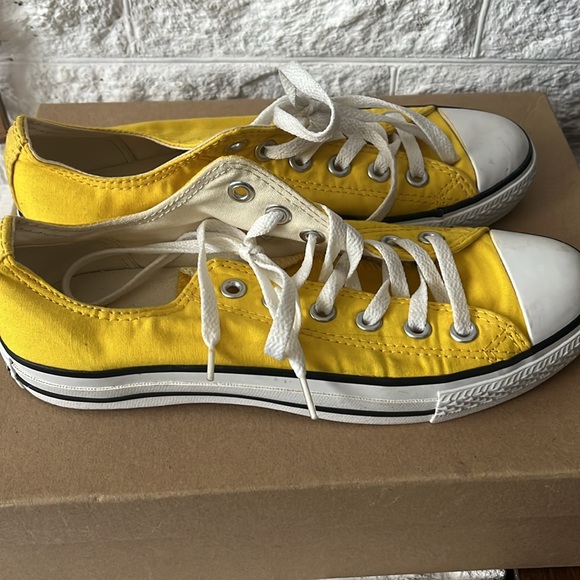 Yellow Unisex Low Top Converse Men’s 6 Womens 8 - Picture 2 of 6